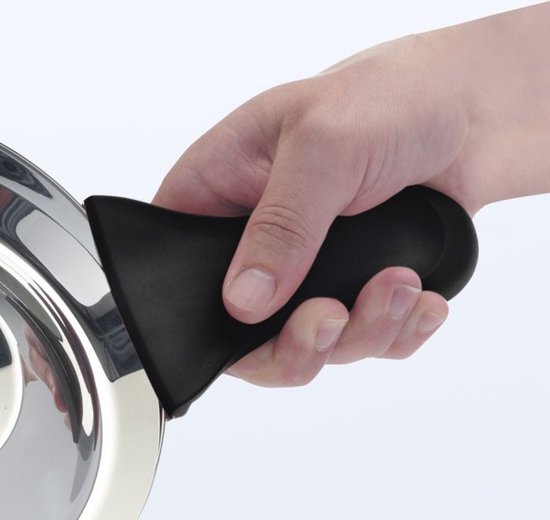 Een hand die een zwarte, ergonomische handgreep van een kookpan vasthoudt.