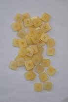 Mooie vierkante 4 gaats gele met glans erover knopen. 15 mm. Zakje van 50 stuks.