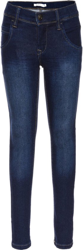 Donkerblauwe slim fit jeans van Name It, voorkant met twee zakken en een knoopsluiting.
