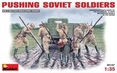Pushing Soviet Soldiers - Scale 1/35 - Mini Art - MIT35137