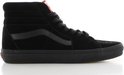 Zwarte suède Vans SK8-Hi sneaker met zwarte zool, veters en een rood Vans Off The Wall-label op de tong.