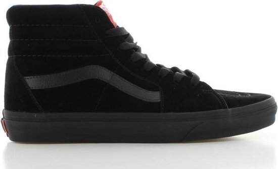Zwarte suède Vans SK8-Hi sneaker met zwarte zool, veters en een rood Vans Off The Wall-label op de tong.