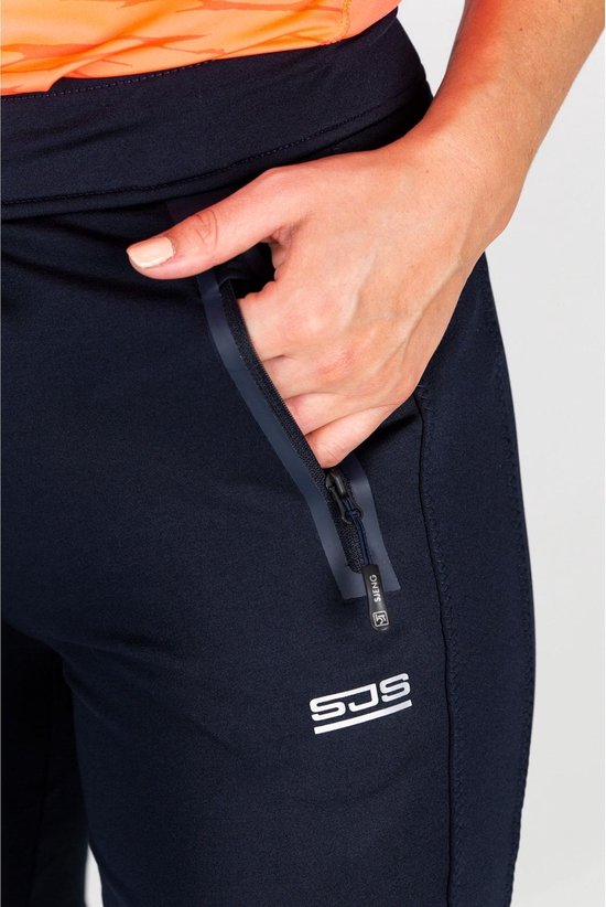 Detail van de ritszak van een donkerblauwe joggingbroek met logo.
