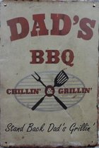 Wandbord, Dads BBQ, Barbecue, Wand Decoratie, Emaille, Reclame Bord, Tekst, Metalen bord, Grappig, 20 x 30 cm, Mannen Cadeau, Bar, Cafe, Cave & Garden