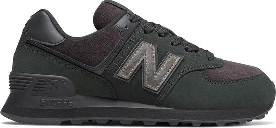 Zij-aanzicht van een zwarte New Balance 574 dames sneaker met grijze 'N' logo.