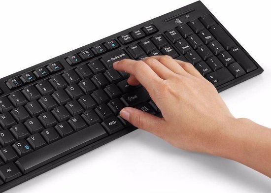 Een hand typt op een zwart, draadloos toetsenbord met QWERTY-indeling.
