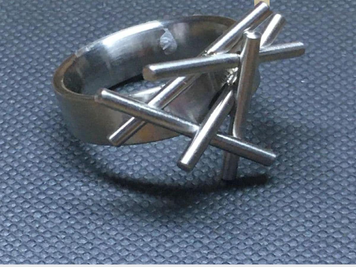 Unieke stalen ring met stokjes