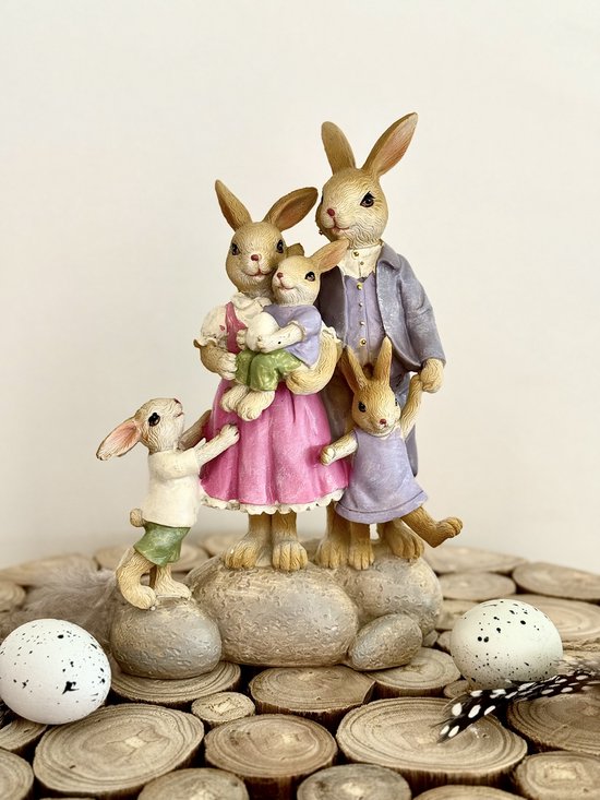 Bunny familie op rots 18 cm hoog - Paascollectie - voorjaar - Paashazen - hoogkwalitatieve kunststof - decoratiefiguur - interieur - accessoire - voor binnen en buiten - cadeau - geschenk - PASEN