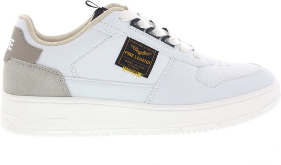 Basket blanche PME Legend avec daim beige et accents gris au talon, avec logo sur le côté.