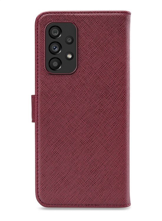 Coque portefeuille bordeaux à surface texturée avec objectif de caméra visible.