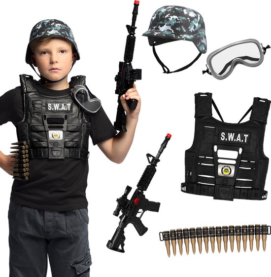 Jongen met SWAT-kostuum, naast de onderdelen: camouflagehelm, tactische bril, zwart SWAT-vest, kogelriem en speelgoedgeweer.