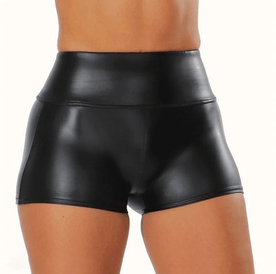 Zwarte, nauwsluitende leren shorts met hoge taille, van voren gezien.