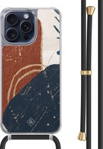 Casimoda® hoesje met zwart koord - Geschikt voor iPhone 15 Pro Max - Abstract Terracotta - Afneembaar koord - TPU/polycarbonaat - Blauw