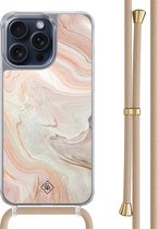 Casimoda® hoesje met beige koord - Geschikt voor iPhone 15 Pro Max - Marmer Waves - Afneembaar koord - TPU/polycarbonaat - Bruin/beige
