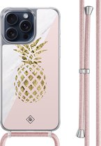Casimoda® hoesje met rosegoud koord - Geschikt voor iPhone 15 Pro Max - Ananas - Afneembaar koord - TPU/polycarbonaat - Roze