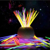 Breekstaafjes - Glow In The Dark Sticks - Staafjes - 180 Stuks Verpakt Per 15 - Diverse Kleuren - Inclusief Connectie Stukjes