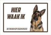 Waakbord/ bord | "Hier waak ik" | 30 x 20 cm | Duitse Herder | Dikte: 1 mm | Herdershond | Gevaarlijke hond | Waakhond | Hond | Betreden op eigen risico | Polystyreen | Rechthoek | Witte achtergrond | 1 stuk