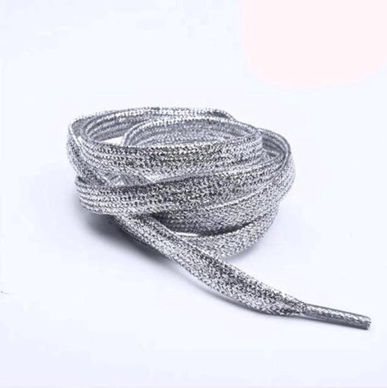 Platte zilverkleurige glitterveters, 110cm lang, in een bosje gelegd.