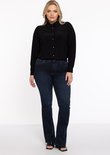 Vrouw met blond haar, vooraanzicht, draagt een zwarte blouse en een donkerblauwe flare jeans.