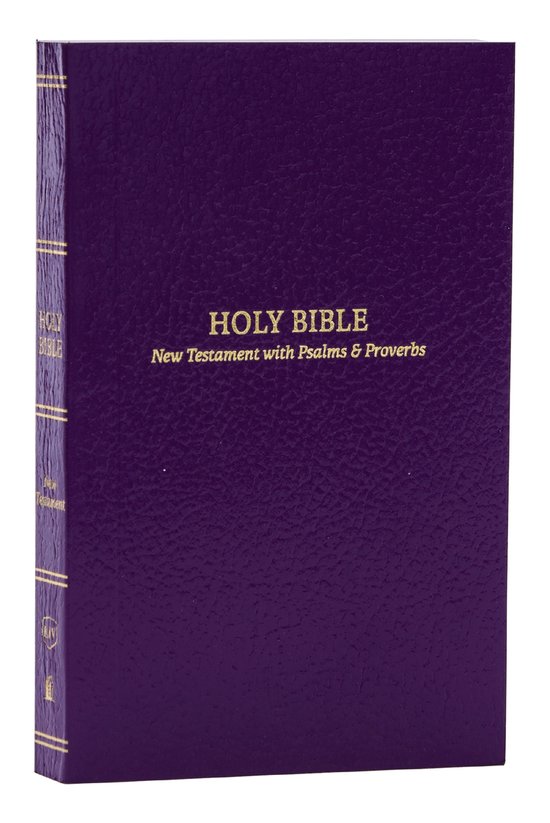 Paarse 'Holy Bible New Testament with Psalms & Proverbs' met gouden letters en ribbeldecoratie op de rug.