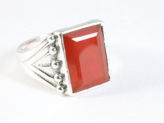 Bewerkte rechthoekige zilveren ring met rode onyx - maat 19