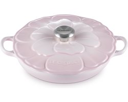 Le Creuset Braadpan Signature Campagnard Bloesem Shell Pink – Ø 26 cm / 2,2 Liter – Lage, Brede Gietijzeren Pan – Zachte Roze Bloesemkleur – Voor Groentegerechten, Risotto of Eenpansmaaltijden – Inductie- en Ovenbestendig