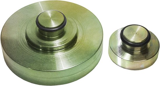 Twee metalen, cilindrische doppen met een zwarte rubberen ring rond een centrale pin. De grootste dop links heeft een gestructureerd oppervlak.