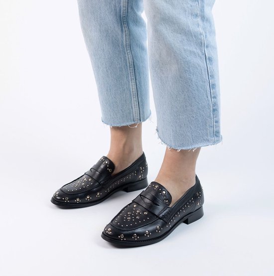 Manfield - Dames - Zwarte leren loafers met goudkleurige studs - Maat 39 - Manfield