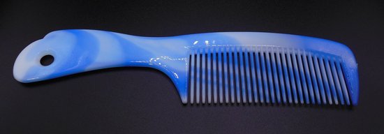 Blauwe plastic kam met een handvat en witte en lichtblauwe swirl patronen. De kam heeft een ophangoog.