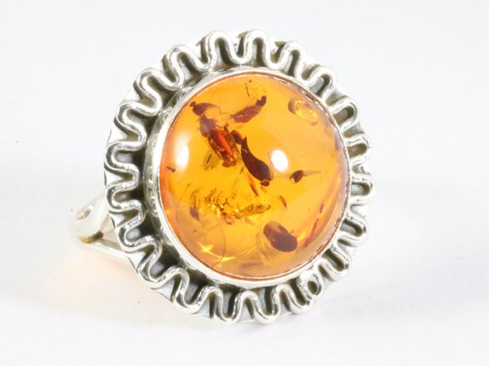 Ronde bewerkte zilveren ring met amber - maat 19