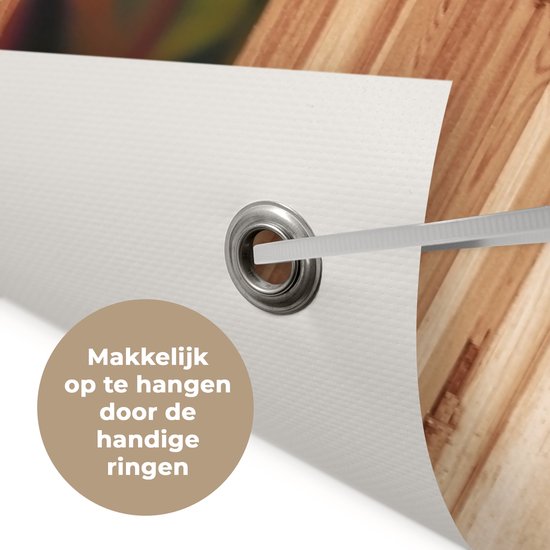 Tuinposter doorkijk bloemen - Lichtbruin raam - Tuindecoratie roze rozen - 120x80 cm - Poster voor in de tuin - Buiten decoratie - Schutting tuinschilderij - Tuindoek muurdecoratie - Wanddecoratie balkondoek