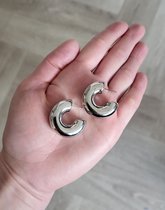 VILLA COCO Sylvia - Zilveren oorbellen - Lichtgewicht - RVS - Dikke oorringen - Moderne oorstekers - Zilver