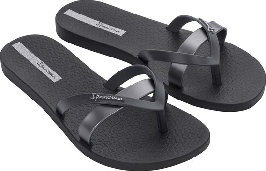 Paar zwarte Ipanema slippers met gekruiste bandjes en zilverkleurige details.