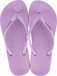 Paarse Ipanema teenslippers met reliëf en logo op de bandjes.