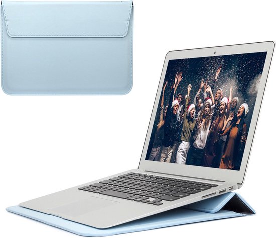 Lichtblauwe laptop sleeve en een laptop die openstaat met een feestvierend publiek op het scherm.