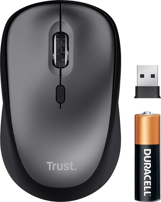 Grijze Trust muis met knoppen, scrollwiel, USB-dongle en Duracell batterij.