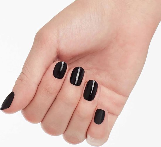 Hand met vijf gelakte zwarte nagels, met scherpe punt op de ringvinger.