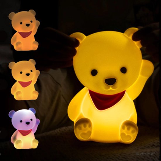 Veilleuse ours en peluche jaune, assise, avec bandana orange, émet une lumière chaude. Avec 3 variantes plus petites de différentes couleurs.