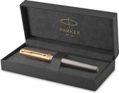 Stylo plume Parker Ingenuity Parker Pioneers Collection | peinture grise avec capuchon et détails dorés | plume fine en acier inoxydable | encre noire et convertisseur | avec coffret cadeau