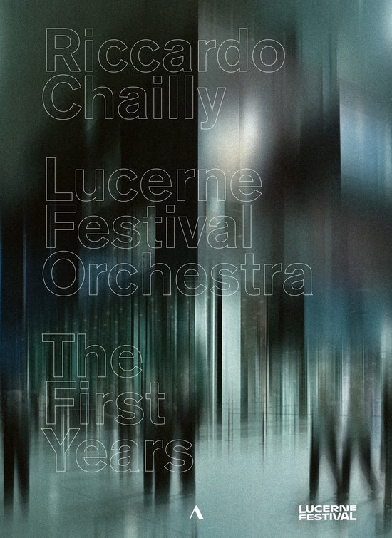 Poster met de tekst "Riccardo Chailly Lucerne Festival Orchestra The First Years" op een abstracte achtergrond.