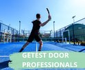 Man in zwart speelt padel op blauw veld. Tekst: "Getest door professionals".