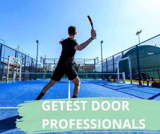 Man in zwart speelt padel op blauw veld. Tekst: "Getest door professionals".