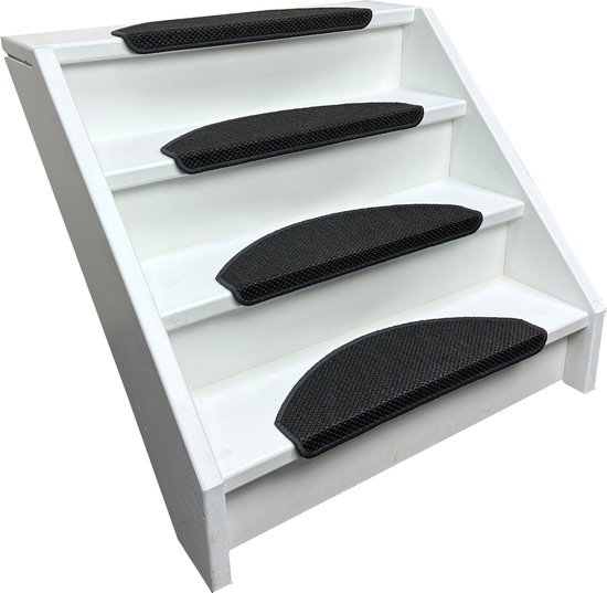 Witte trap met vier antracietkleurige sisal-look trapmatten in halve maanvorm.