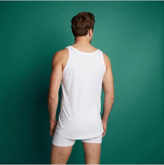 Man met witte tanktop en witte boxer, van achteren gezien.