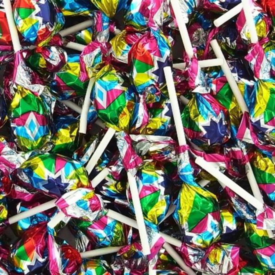 Een grote stapel lolly's met felgekleurde, glimmende wikkels met ster- en ruitpatronen in rood, blauw, geel, groen en roze.