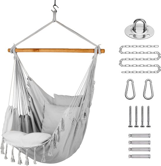 Lichtgrijze hangstoel met franjes, inclusief twee kussens, houten spreidstok en ophangaccessoires.