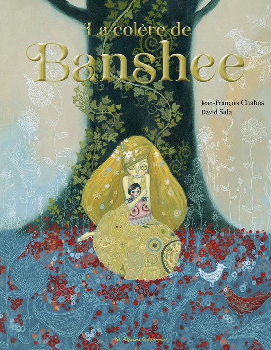 Une jeune fille aux longs cheveux blonds, des fleurs dans les cheveux et une robe jaune à motifs, tenant une poupée dans une forêt de baies rouges et d'oiseaux blancs.