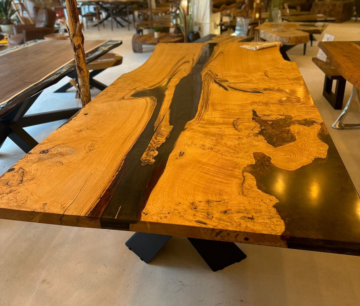 Arka Woods - Epoxy en kastanje houten eettafel - Amalia