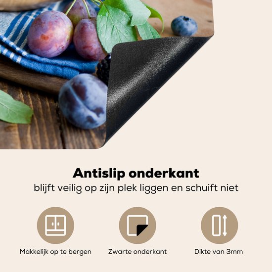 KitchenYeah® Inductie beschermer 81x52 cm - Kleurrijke vertoning van pruimen in houten kom - Kookplaataccessoires - Afdekplaat voor kookplaat - Inductiebeschermer - Inductiemat - Inductieplaat mat