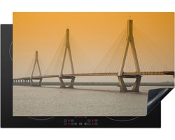 KitchenYeah® Inductie beschermer 81.2x52 cm - Een oranje gekleurde lucht boven de Yueyang brug in de Chinese stad Yueyang - Kookplaataccessoires - Afdekplaat voor kookplaat - Inductiebeschermer - Inductiemat - Inductieplaat mat